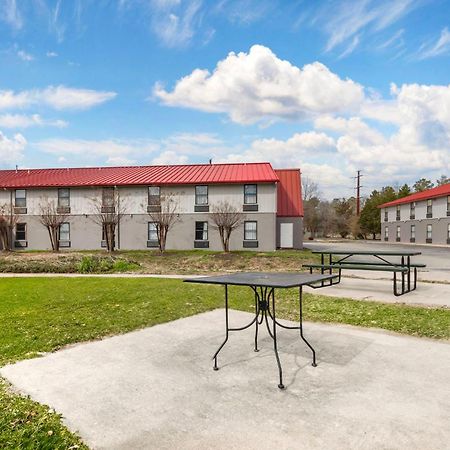 Red Roof Inn & Suites Newport News Extérieur photo