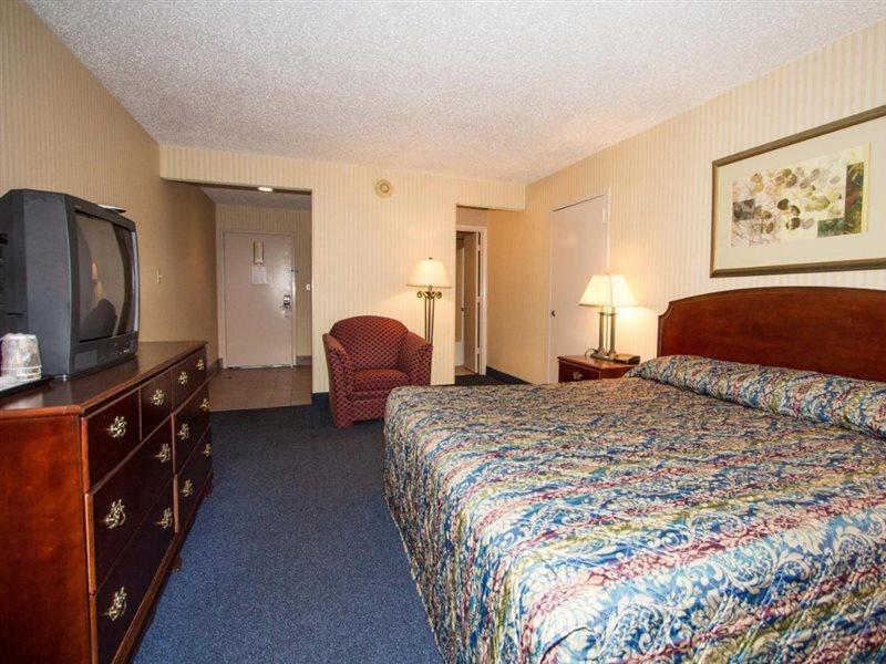 Red Roof Inn & Suites Newport News Extérieur photo