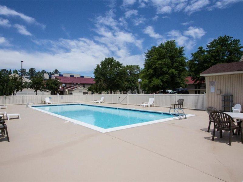 Red Roof Inn & Suites Newport News Extérieur photo