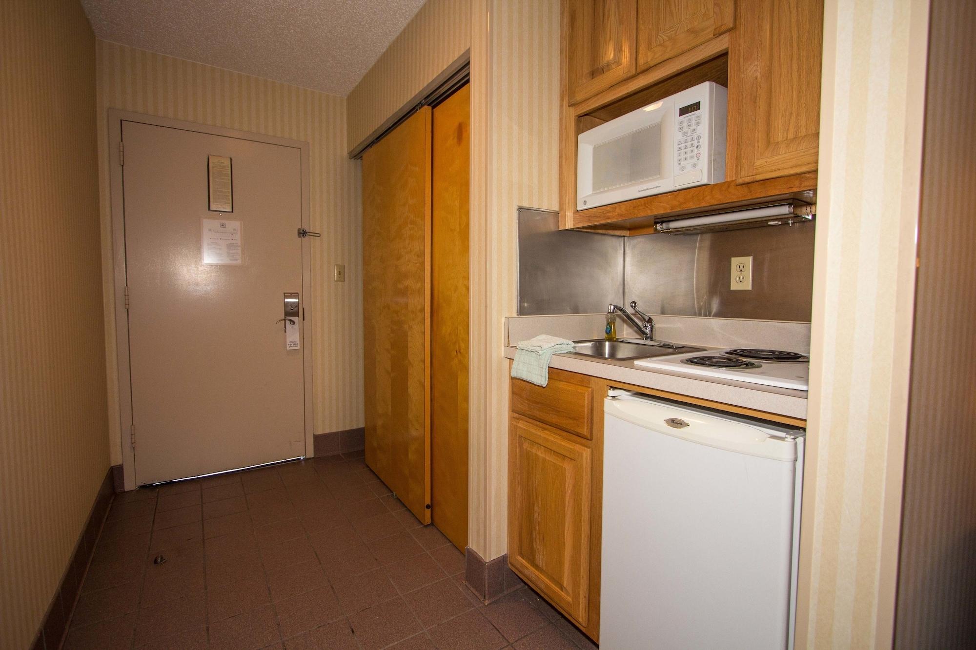 Red Roof Inn & Suites Newport News Extérieur photo