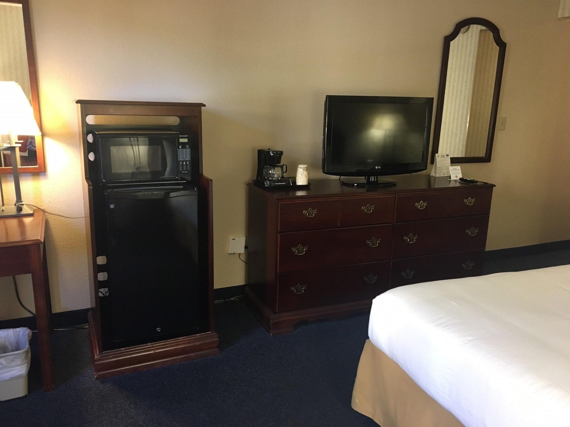 Red Roof Inn & Suites Newport News Extérieur photo