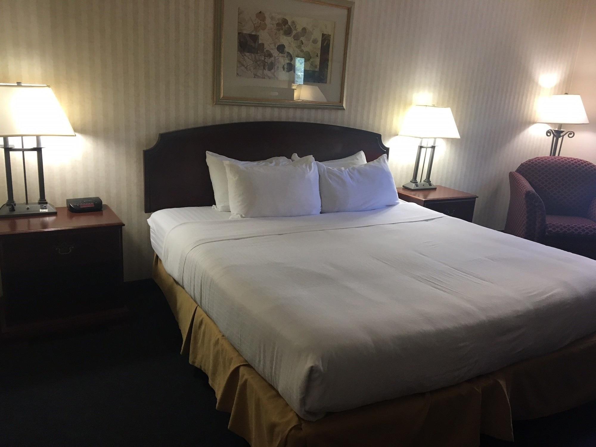 Red Roof Inn & Suites Newport News Extérieur photo