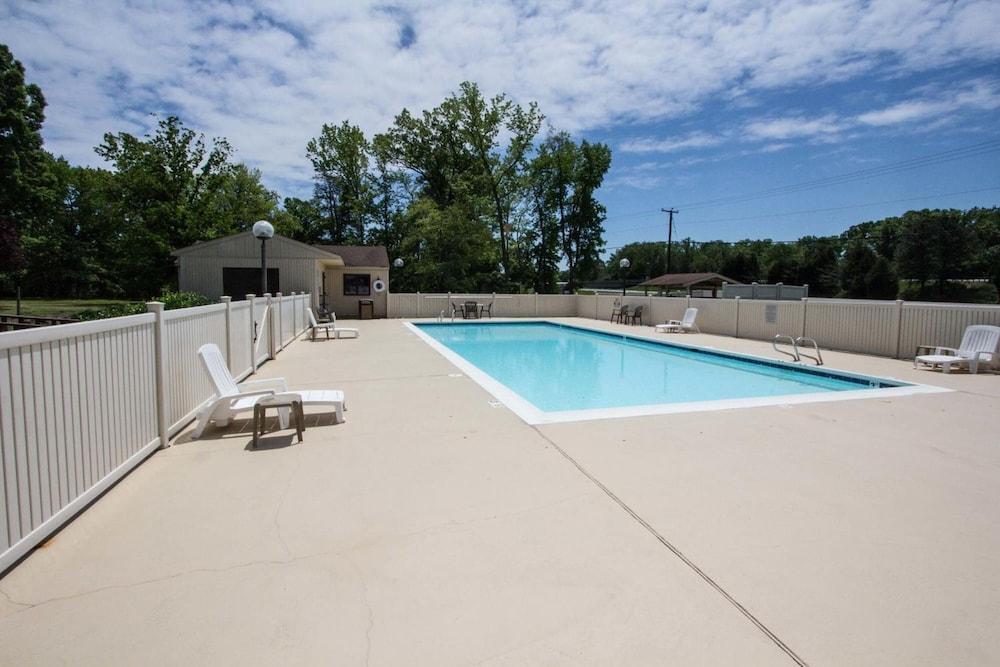 Red Roof Inn & Suites Newport News Extérieur photo