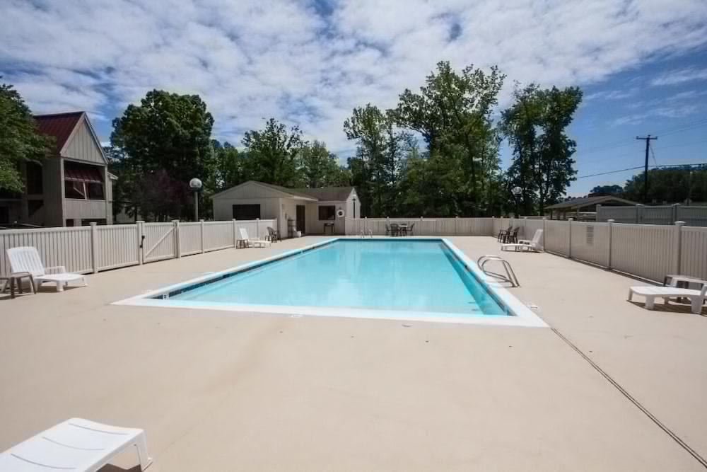 Red Roof Inn & Suites Newport News Extérieur photo