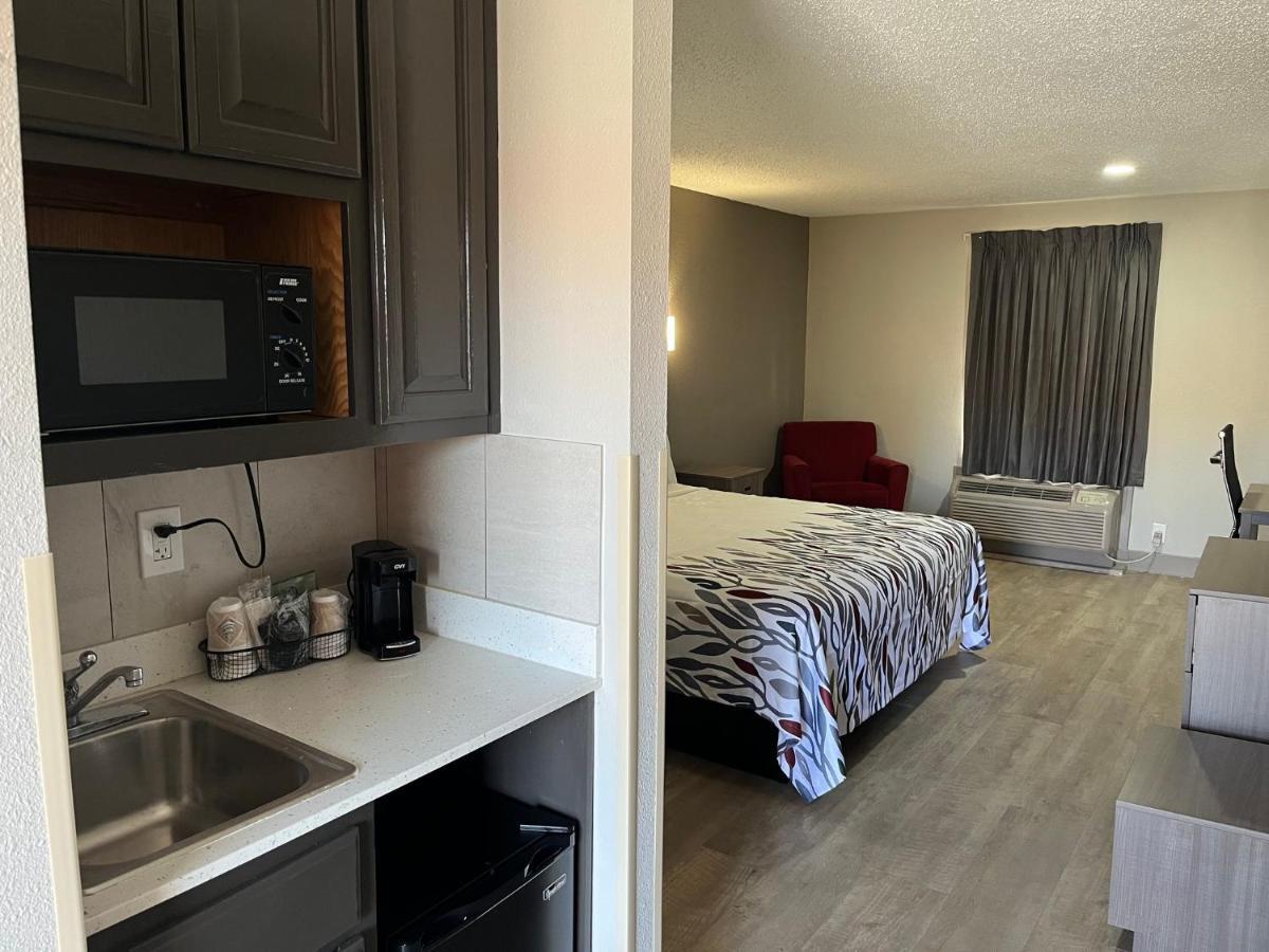 Red Roof Inn & Suites Newport News Extérieur photo