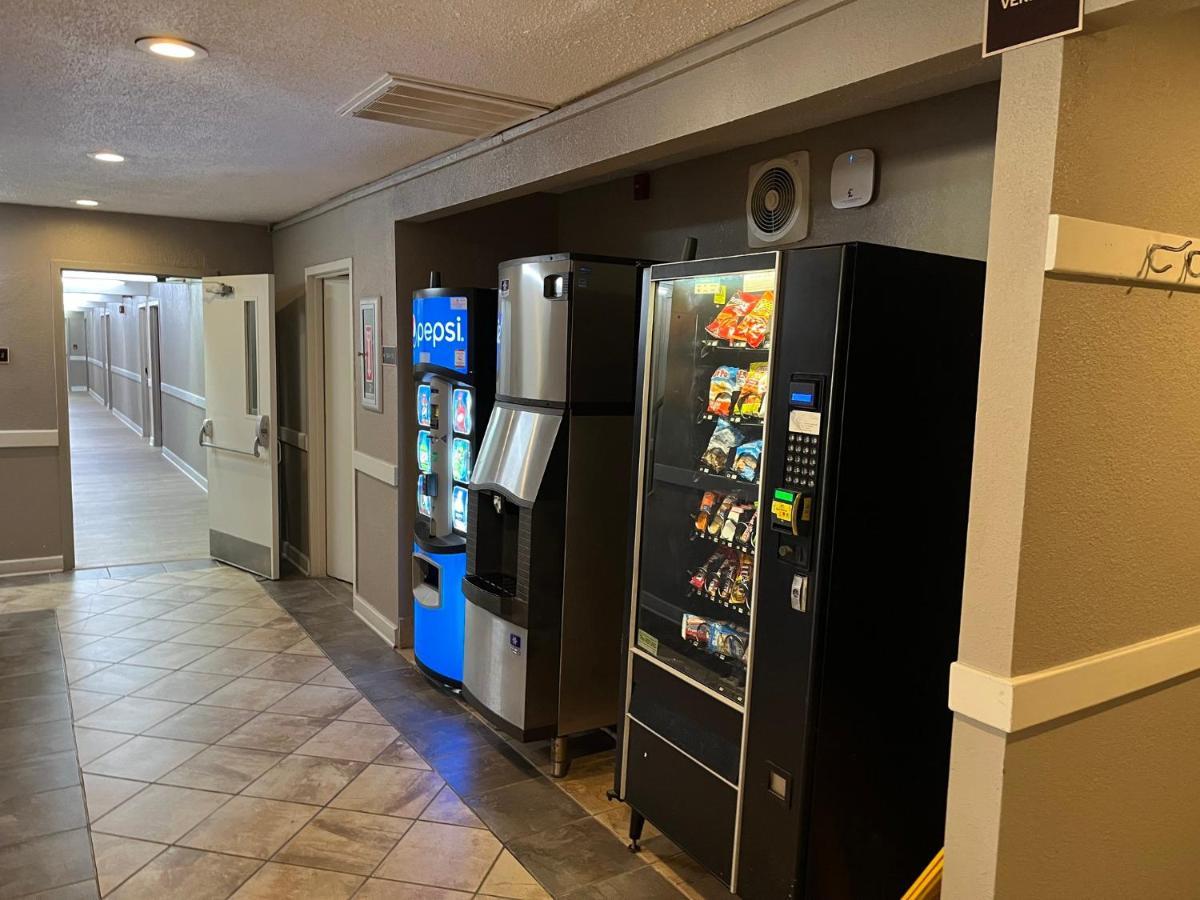 Red Roof Inn & Suites Newport News Extérieur photo