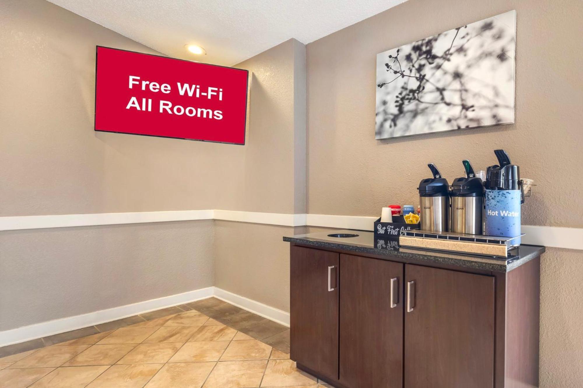 Red Roof Inn & Suites Newport News Extérieur photo