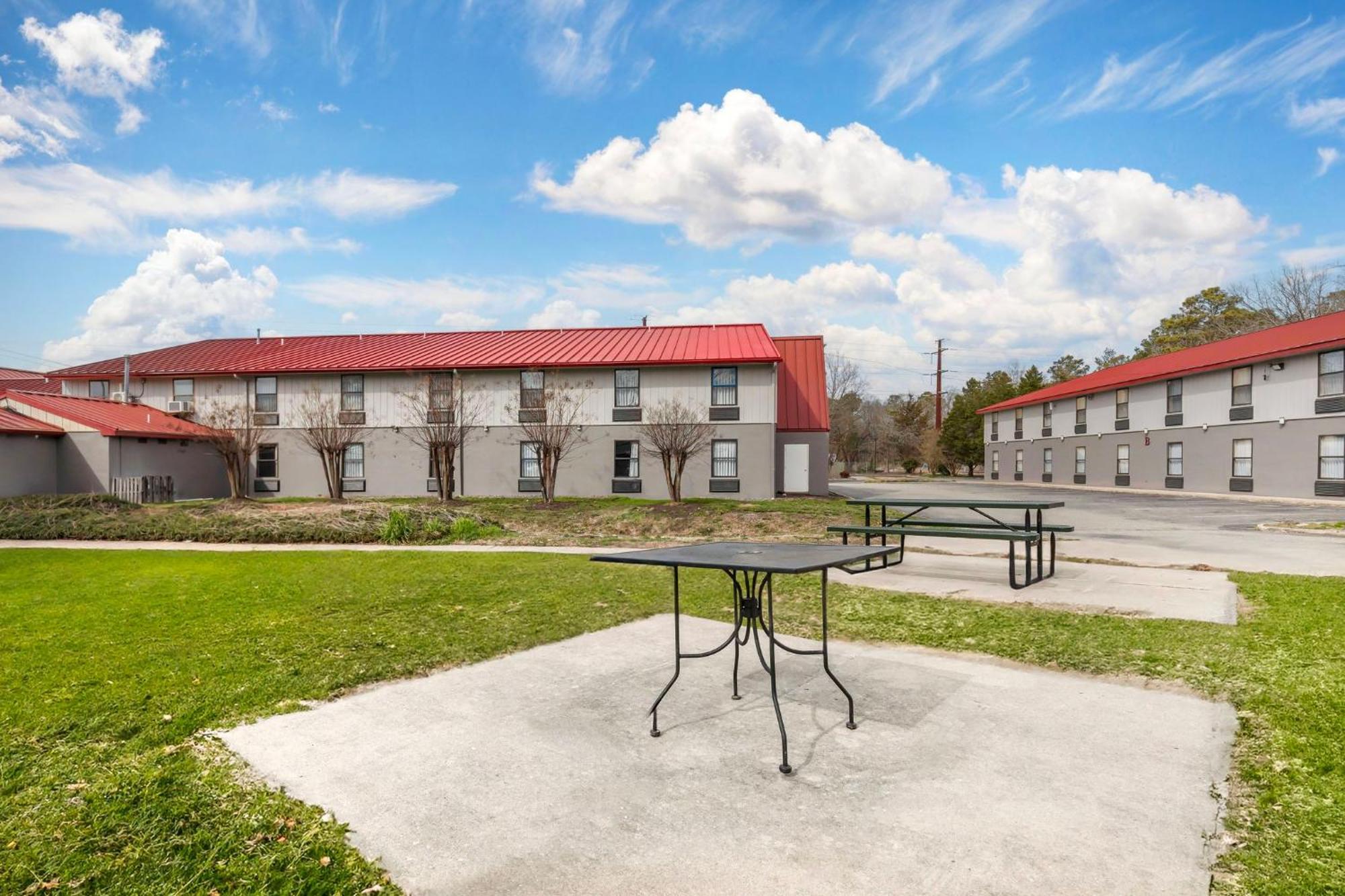 Red Roof Inn & Suites Newport News Extérieur photo