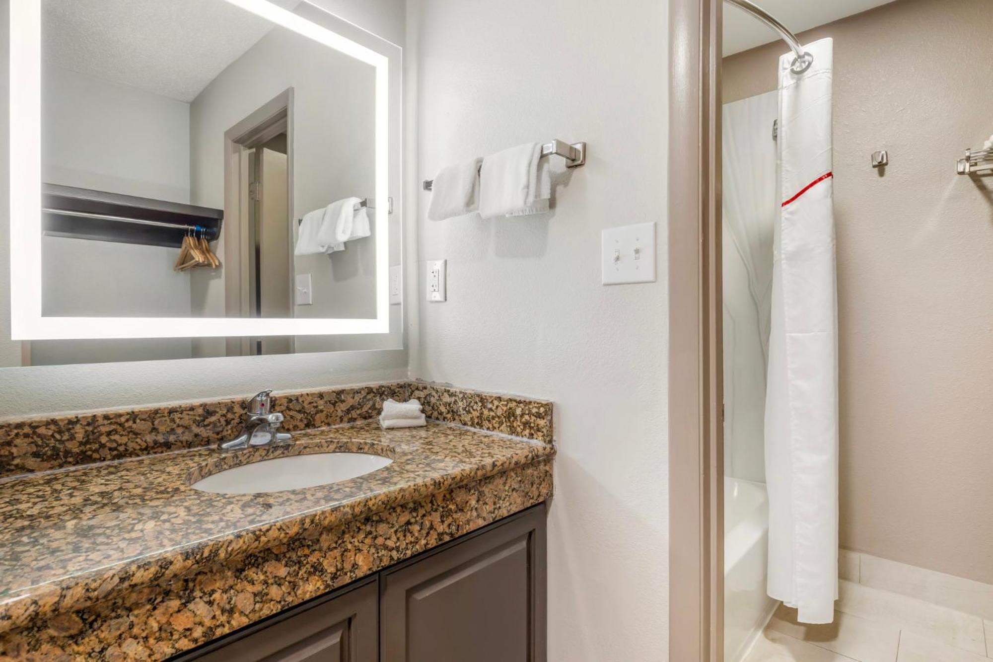 Red Roof Inn & Suites Newport News Extérieur photo