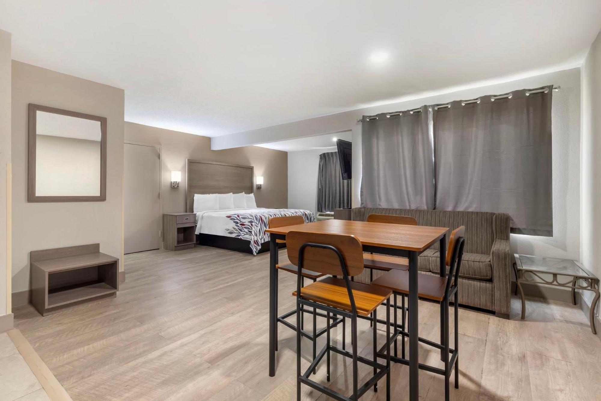 Red Roof Inn & Suites Newport News Extérieur photo