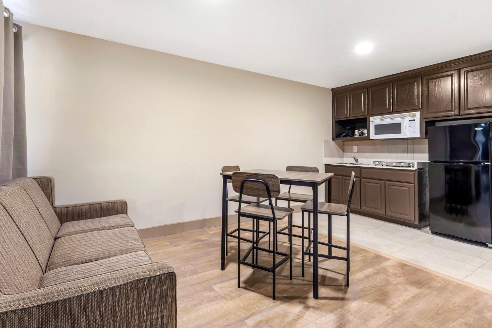 Red Roof Inn & Suites Newport News Extérieur photo