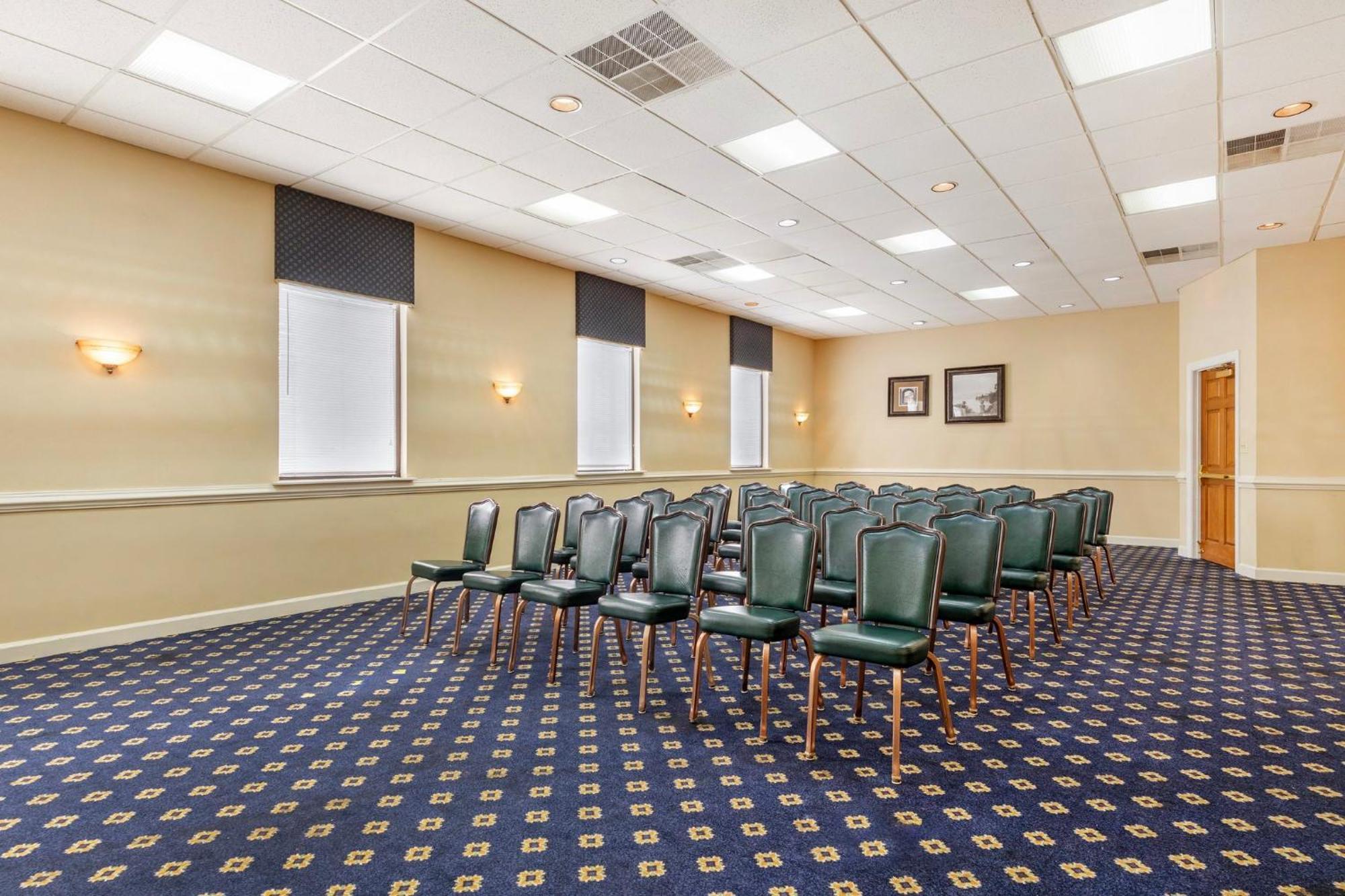 Red Roof Inn & Suites Newport News Extérieur photo