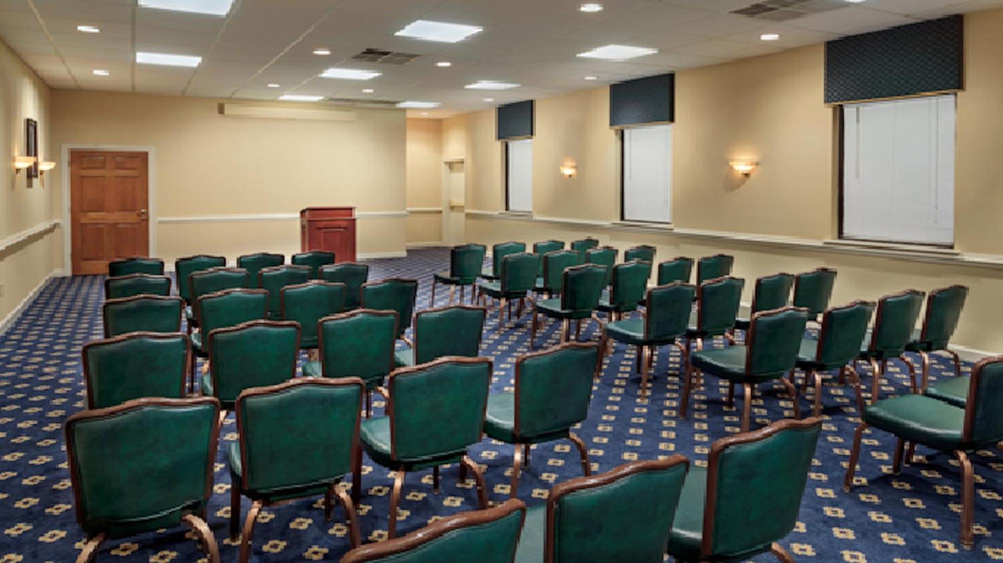 Red Roof Inn & Suites Newport News Extérieur photo